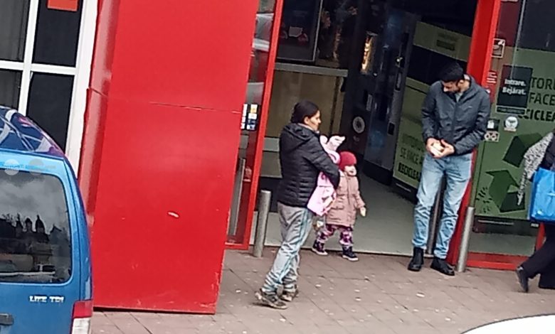 cum-s-a-incalzit-vremea,-cum-s-au-umplut-de-cersetori-parcarile-centrelor-comerciale-din-mures