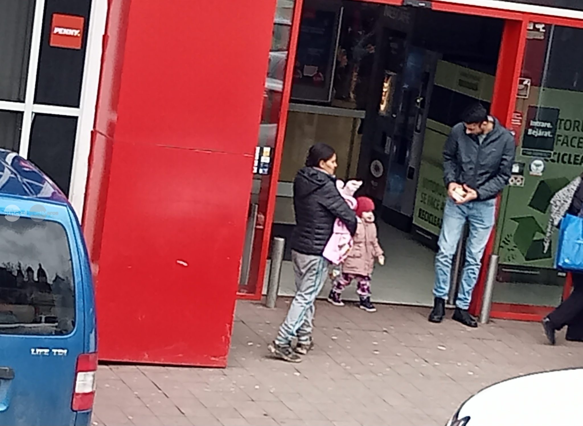 cum-s-a-incalzit-vremea,-cum-s-au-umplut-de-cersetori-parcarile-centrelor-comerciale-din-mures
