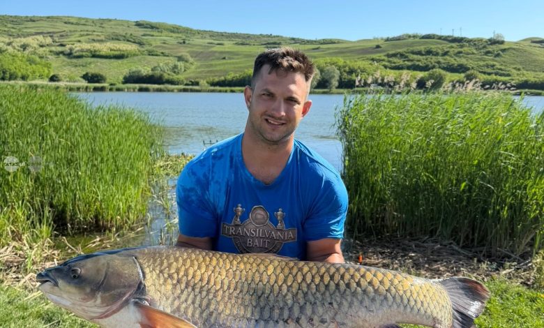 amur-de-peste-23-de-kilograme-prins-pe-lacul-faragau