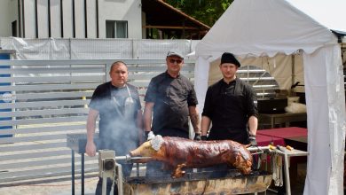hotel-crystal-sovata-isi-intampina-oaspetii-cu-preparate-savuroase-la-terasa