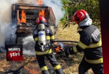 pericol-de-dezastru-in-mures-|-utilaj-agricol-cuprins-de-flacari-violente-pe-camp!