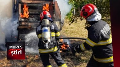 pericol-de-dezastru-in-mures-|-utilaj-agricol-cuprins-de-flacari-violente-pe-camp!