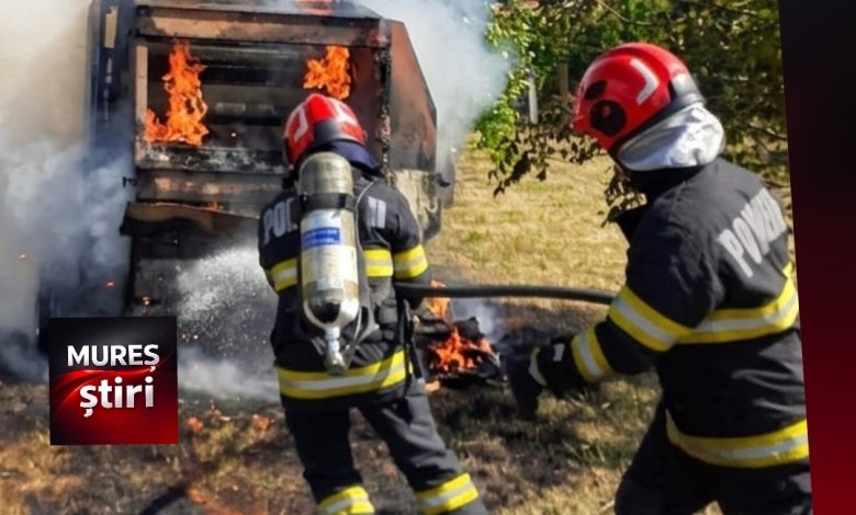 pericol-de-dezastru-in-mures-|-utilaj-agricol-cuprins-de-flacari-violente-pe-camp!