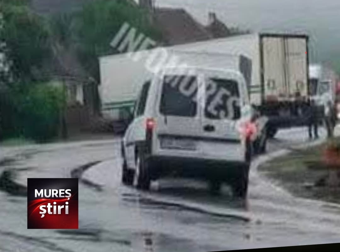 ultima-ora:-accident-grav-in-localitatea-trei-sate-pe-dn13a!-trafic-blocat-dupa-ce-un-camion-a-derapat-pe-carosabilul-umed!