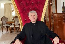 sume-imense-de-bani-gasite-la-perchezitiile-la-imobile-ale-lui-cristian-pomohaci.-politia-a-adus-masini-ca-sa-i-poata-numara