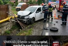 astazi-in-sovata-|-o-masina-a-intrat-intr-un-gard-si-a-avariat-o-conducta-de-gaz!-patru-persoane,-printre-care-doi-copii,-au-ajuns-la-spital
