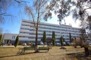 sapte-persoane-din-harghita-cu-simptome-de-toxiinfectie-alimentara,-transportate-la-spital