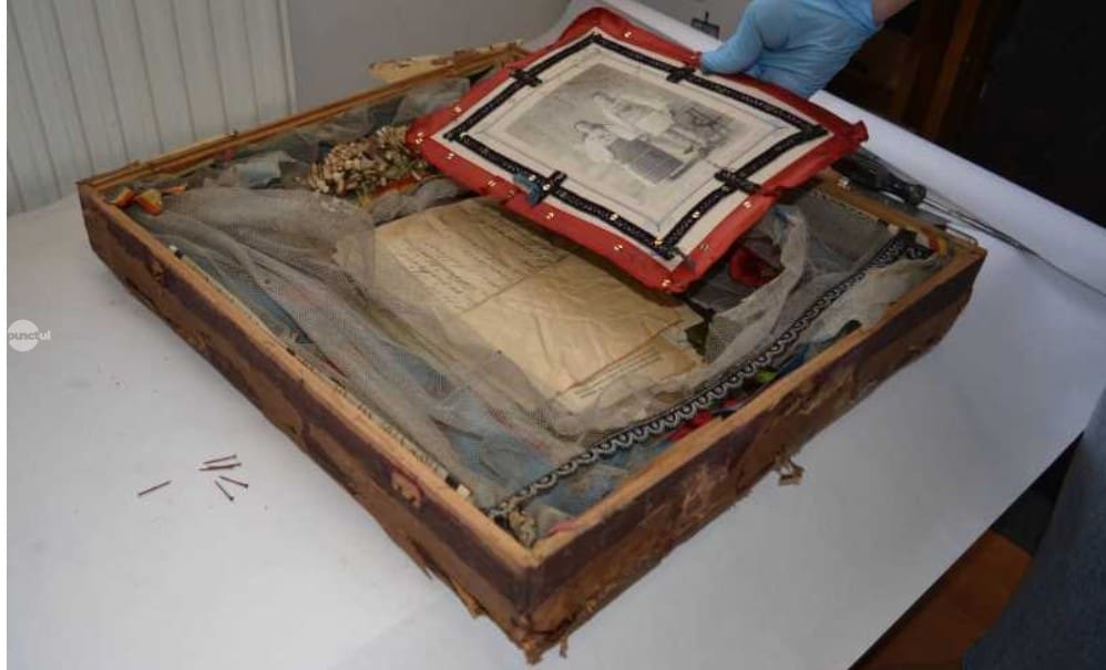 documente-istorice,-gasite-ascunse-intr-un-tablou-de-nunta-din-topa-in-timpul-restaurarii