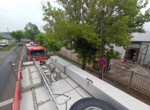 incendiu-cu-mari-degajari-de-fum-la-un-depozit-de-legume-fructe-din-tg.mures
