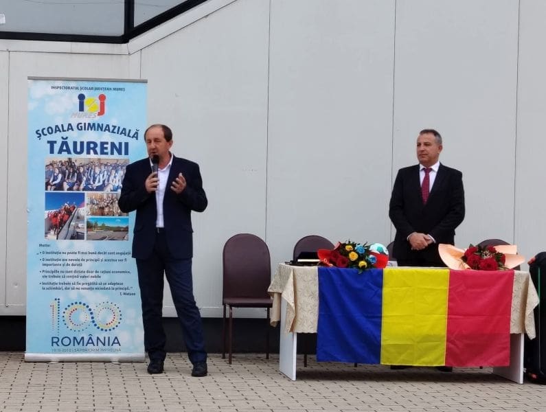 profesorul-si-directorul-scolii-gimnaziale-taureni,-vasile-dobrau,-omagiat-la-pensionare