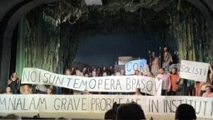 spectacol-incheiat-cu-protest-la-opera-brasov,-artistii-reclama-probleme-in-institutie