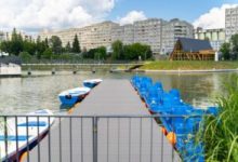 barcile-si-hidrobicicletele-de-pe-lacul-din-zona-garii-sfantu-gheorghe,-date-in-folosinta-in-weekend