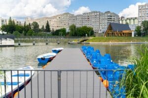 barcile-si-hidrobicicletele-de-pe-lacul-din-zona-garii-sfantu-gheorghe,-date-in-folosinta-in-weekend