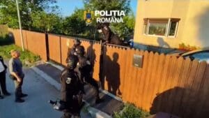 brasov:-mai-multi-tineri-–-printre-care-si-minori-–-cercetati-pentru-aderare-la-o-grupare-de-tip-fascist