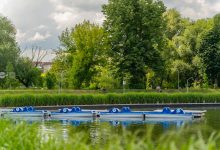 barcile-si-hidrobicicletele-de-pe-lacul-din-zona-garii-sfantu-gheorghe,-date-in-folosinta-in-weekend