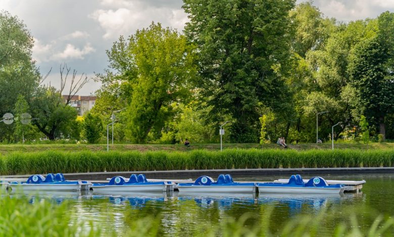barcile-si-hidrobicicletele-de-pe-lacul-din-zona-garii-sfantu-gheorghe,-date-in-folosinta-in-weekend
