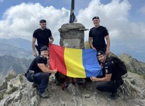sibiu:-jandarmii-au-arborat-tricolorul-pe-varful-negoiu-din-muntii-fagaras