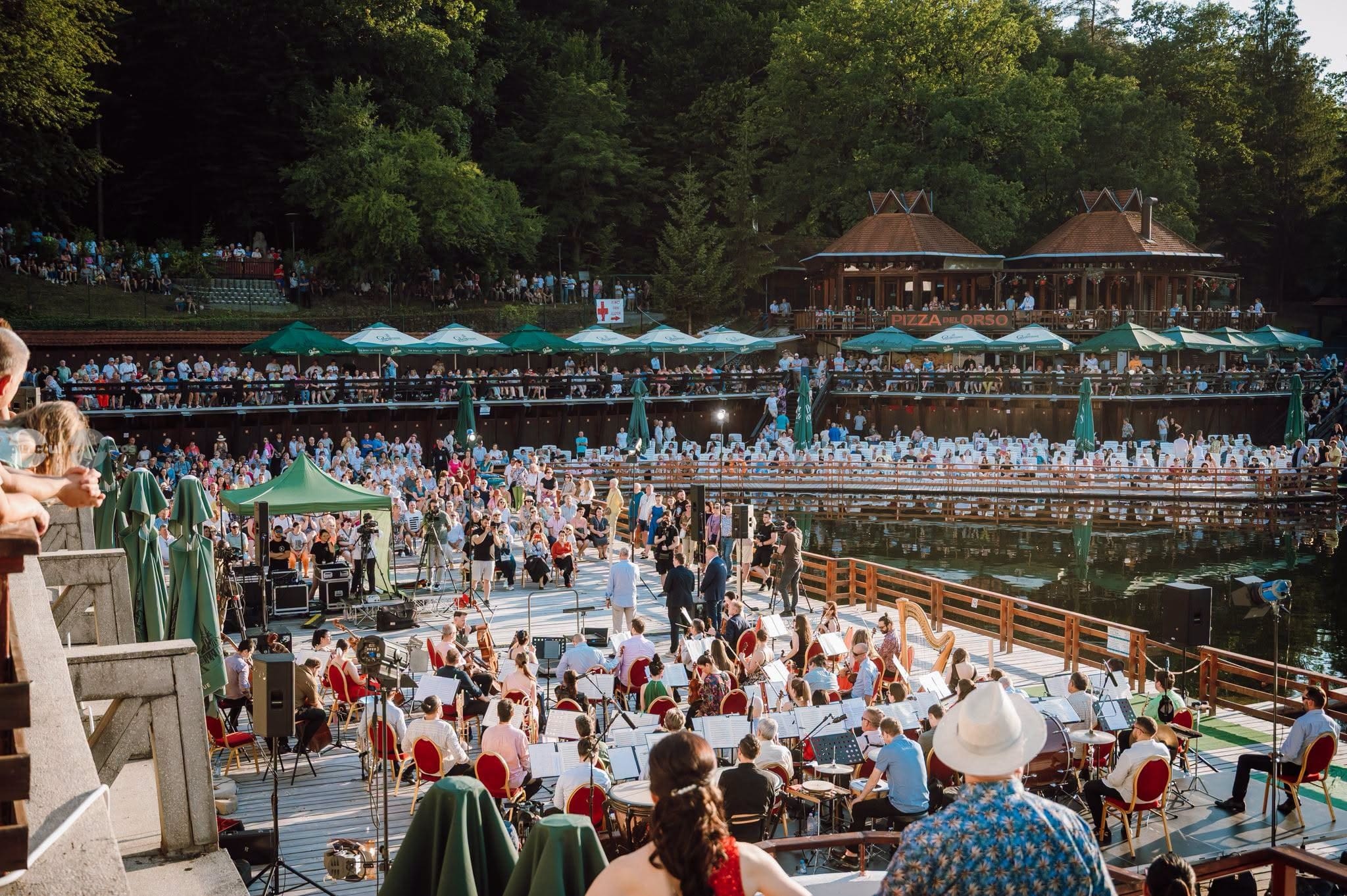 filarmonica-de-stat-targu-mures-a-deschis-sezonul-estival-la-sovata-cu-un-concert-in-aer-liber-la-lacul-ursu