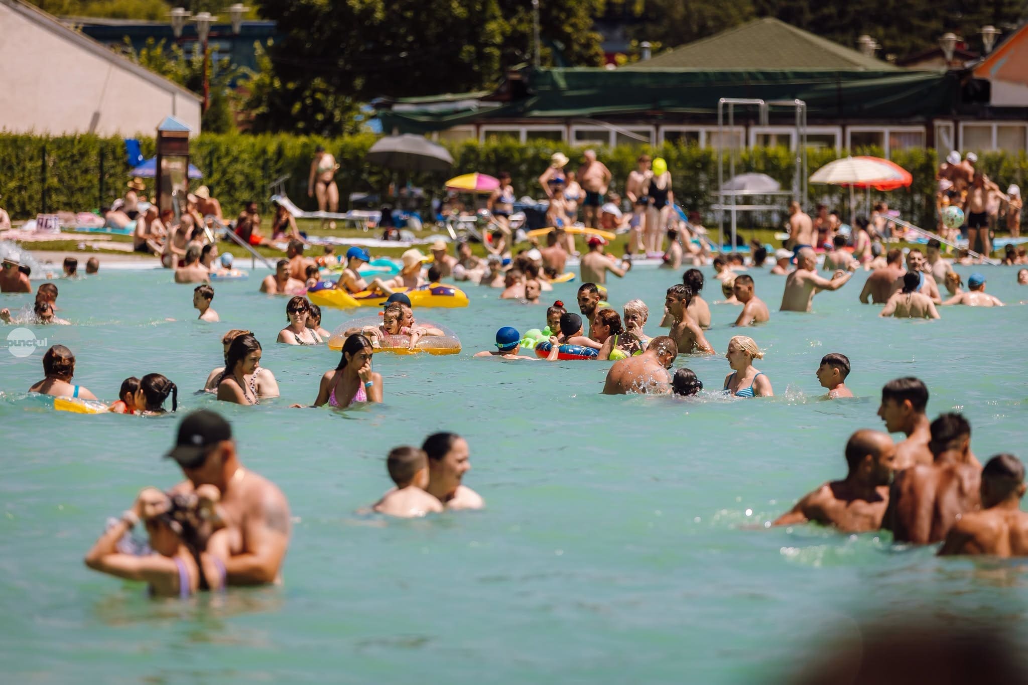 aproape-10.000-de-persoane-au-mers-la-complexul-weekend-din-targu-mures-in-zilele-caniculare