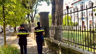 politisti-de-la-biroul-siguranta-scolara-mures,-alaturi-de-parinti-pe-perioada-bacalaureatului