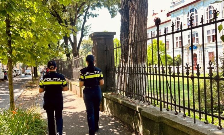 politisti-de-la-biroul-siguranta-scolara-mures,-alaturi-de-parinti-pe-perioada-bacalaureatului