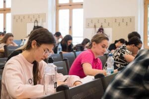 bacalaureatul-continua-astazi-cu-proba-scrisa-obligatorie-a-profilului-–-matematica-sau-istorie-–-reprogramata-din-cauza-caldurii