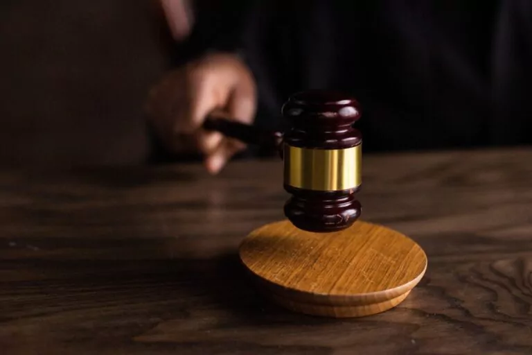 guvernul-vrea-sa-sesizeze-ccr-intr-un-litigiu-cu-iccj-pe-tema-salariilor-restante-ale-magistratilor