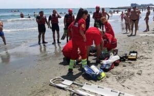 marea-agitata-a-facut-noi-victime-pe-litoral,-unde-doi-turisti-au-fost-salvati-in-ultima-clipa,-de-la-inec