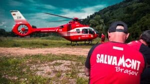 trei-turisti-au-fost-recuperati-aseara-de-salvamontistii-prahoveni,-din-masivul-bucegi-cu-ajutorul-unui-elicopter
