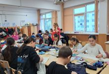 moda-sustenabila-–-peste-580-de-tineri-din-reghin-au-reparat-haine-si-au-tesut-covoare-din-resturi-textile
