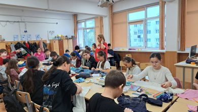 moda-sustenabila-–-peste-580-de-tineri-din-reghin-au-reparat-haine-si-au-tesut-covoare-din-resturi-textile