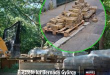 video-|-pietrele-lui-bernady-gyorgy,-salvate-de-la-zoo:-istoria-redevine-parte-din-pavajul-targu-muresului!