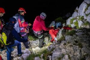 turisti-polonezi-surprinsi-de-noapte-pe-munte,-salvati-de-salvamont-zarnesti