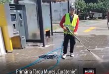 manipulare-|-primaria-targu-mures,-„campionatul-de-spalat-trotuare”-cu-un-singur-participant-si-o-singura-statie-de-autobuz!-ce-le-au-transmis-muresenii!-video