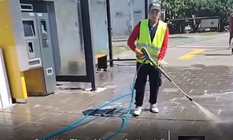 manipulare-|-primaria-targu-mures,-„campionatul-de-spalat-trotuare”-cu-un-singur-participant-si-o-singura-statie-de-autobuz!-ce-le-au-transmis-muresenii!-video