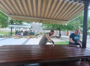 actiune-civica-la-m.-ciuc,-unde-mobilierul-urban-din-centru-a-fost-revopsit