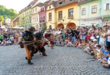 sighisoara-gazduieste,-in-aceste-zile,-„serbarile-galante”-–-un-concurs-national-de-teatru-medieval-pentru-elevi