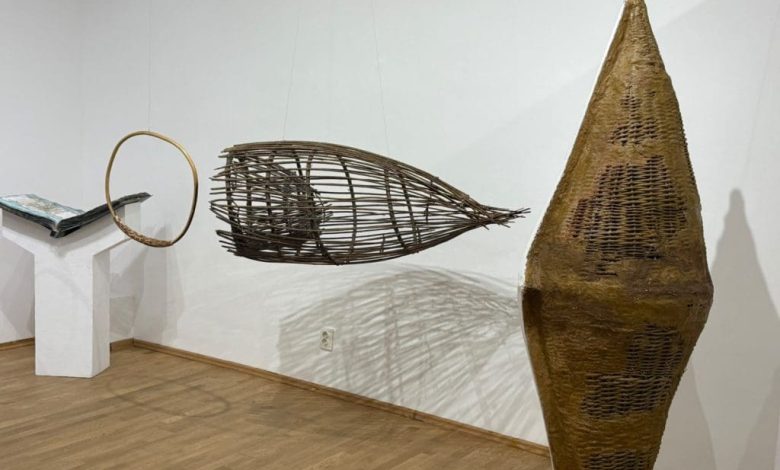 „absente-incercuite”-–-universul-sculptural-al-lui-maxim-dumitras,-deschis-publicului-pana-in-19-iulie
