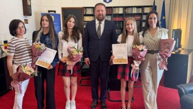 prefectul-judetului-mures-a-premiat-elevele-care-au-obtinut-media-10-la-examenele-nationale