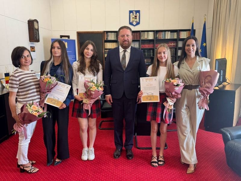 prefectul-judetului-mures-a-premiat-elevele-care-au-obtinut-media-10-la-examenele-nationale