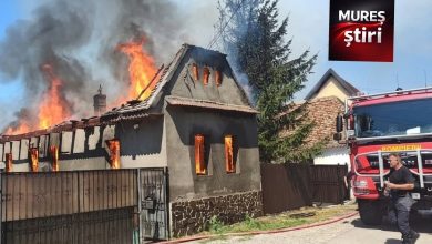 incendiu-violent-in-viisoara:-acoperisul-unei-case-a-luat-foc-pe-o-suprafata-de-100-mp.-pompierii-din-mures-si-sibiu-intervin-de-urgenta