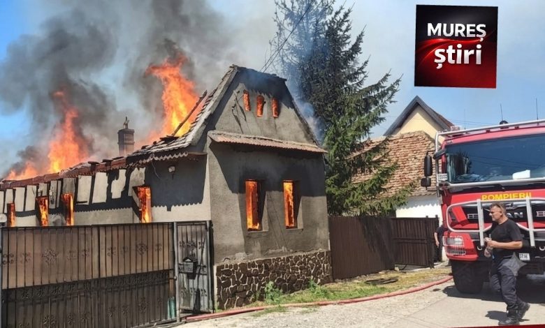 incendiu-violent-in-viisoara:-acoperisul-unei-case-a-luat-foc-pe-o-suprafata-de-100-mp.-pompierii-din-mures-si-sibiu-intervin-de-urgenta