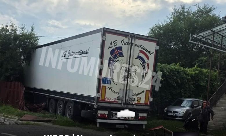 video-|-accident-rutier,-pe-dn15,-in-valenii-de-mures:-un-camion-a-intrat-in-curtea-unui-imobil!