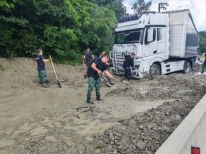 update-dn1-este-blocat-la-breaza-din-cauza-aluviunilor