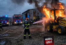 incendiu-in-targu-mures:-un-buldoexcavator-a-luat-foc-in-curtea-unei-societati-comerciale-de-pe-strada-baneasa