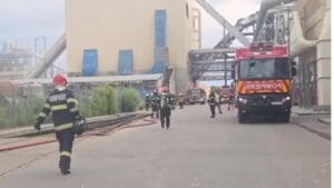 o-explozie-urmata-de-incendiu-a-avut-loc-in-aceasta-dimineata-la-o-hala-a-unei-fabrici-de-produse-din-lemn-din-municipiul-brasov