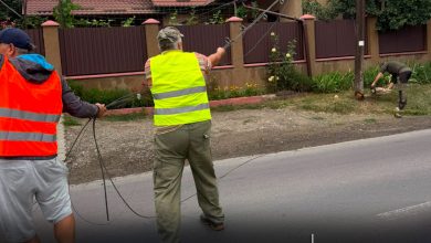 foto-|-adio,-„stalpi-comunisti”!-sancraiu-de-mures-scapa-de-o-relicva-urbana-dupa-35-de-ani