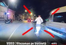 video-|-vitezoman-pe-trotineta-electrica,-surprins-pe-o-artera-circulata-din-targu-mures:-circula-cu-peste-50-km/h,-depasind-masinile-in-trafic!