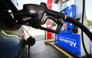 spatiul-public-a-fost-invadat-de-informatii-privind-o-iminenta-criza-a-carburantilor-care-ar-creste-pretul-motorinei-la-11-lei-pe-litru