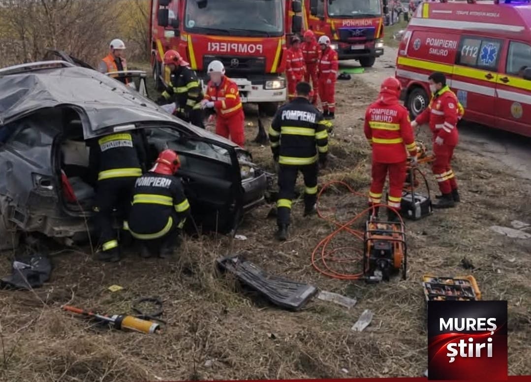 accident-cumplit-la-intrarea-in-cluj-napoca:-o-fetita-de-9-ani-a-murit-la-spital,-iar-alte-trei-persoane-sunt-in-stare-grava-dupa-ce-masina-in-care-se-aflau-s-a-izbit-de-un-cap-de-pod